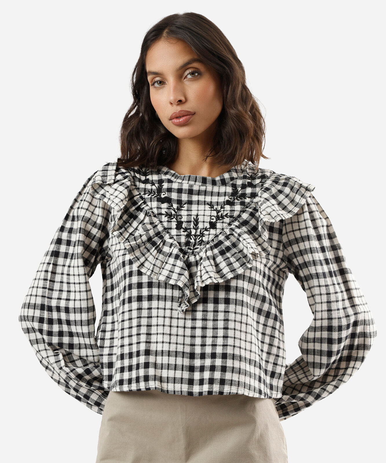blusa feminina de algodão com babado e bordado xadrez preta