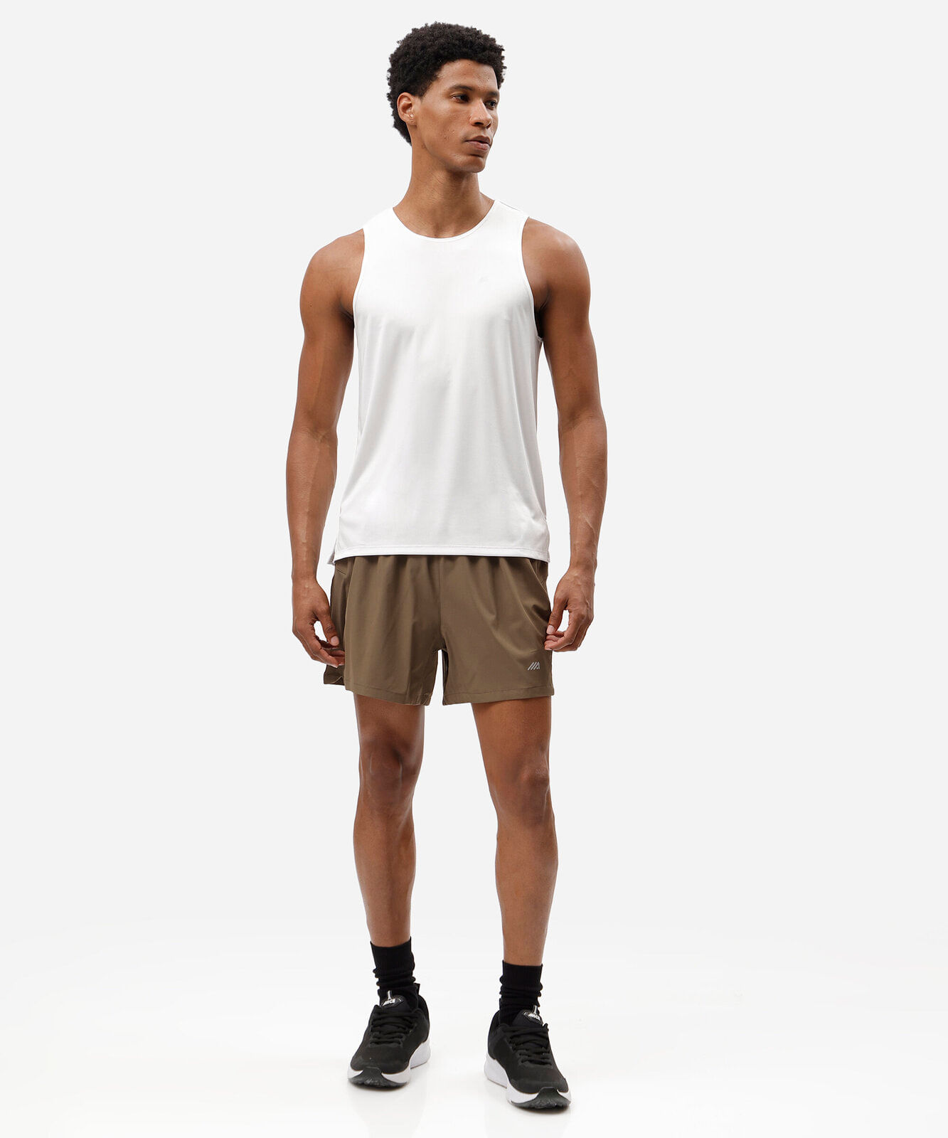 short running masculino esportivo com recorte e refletivos marrom