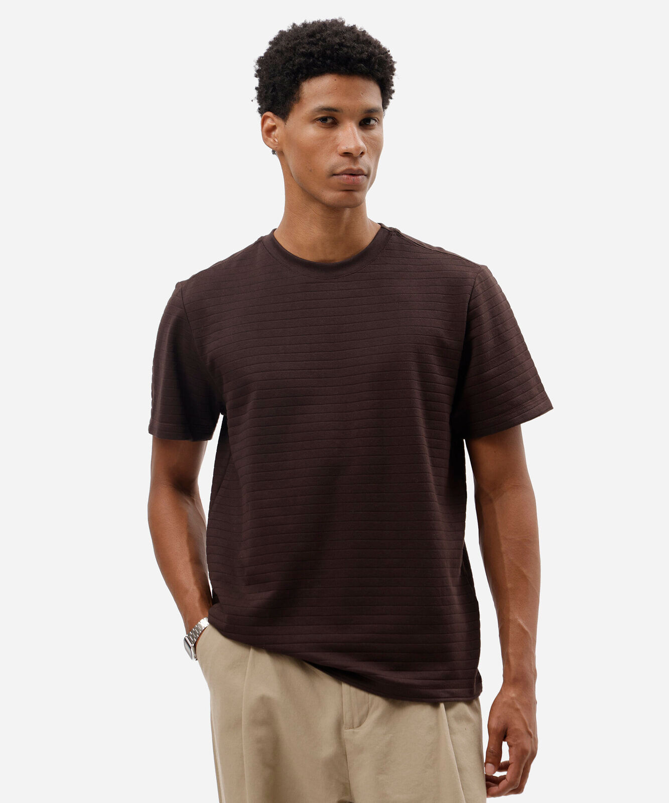 camiseta masculina com algodão manga curta canelada marrom