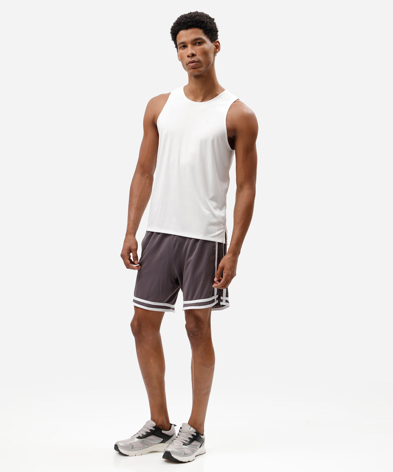bermuda esportiva masculina com listras cinza