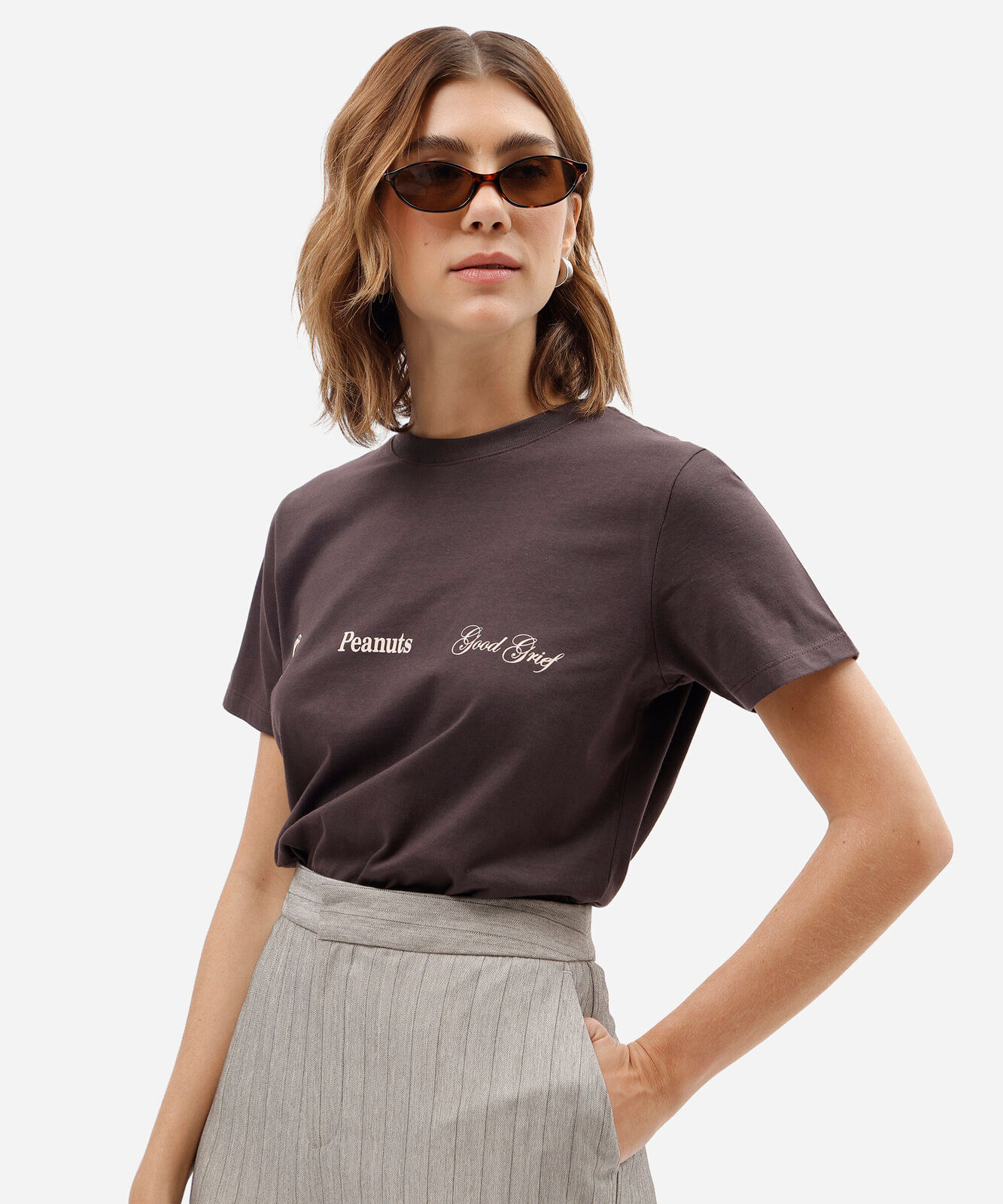 camiseta feminina de algodão manga curta snoppy marrom