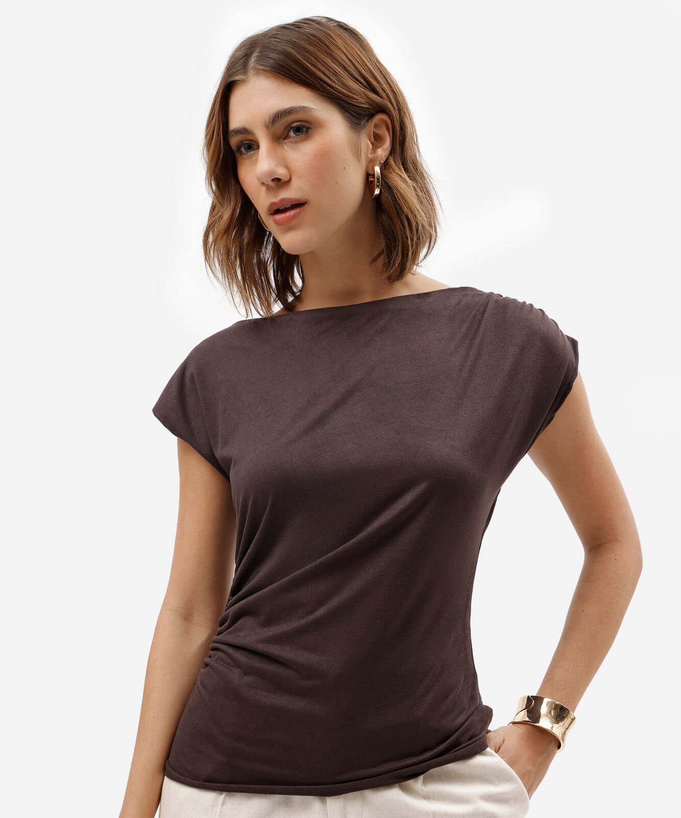 blusa feminina de suede franzida marrom