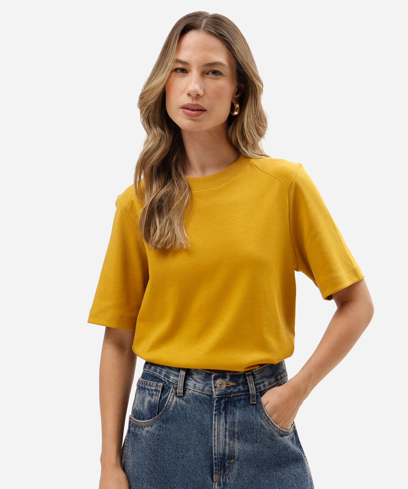 camiseta feminina de algodão peruano oversized com recorte amarela