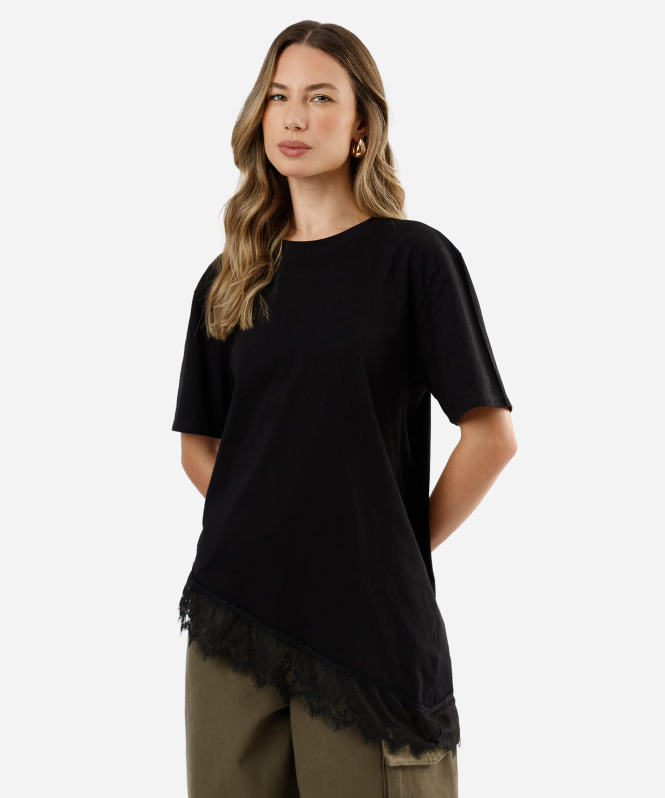 camiseta feminina de algodão manga curta com renda assimétrica preta