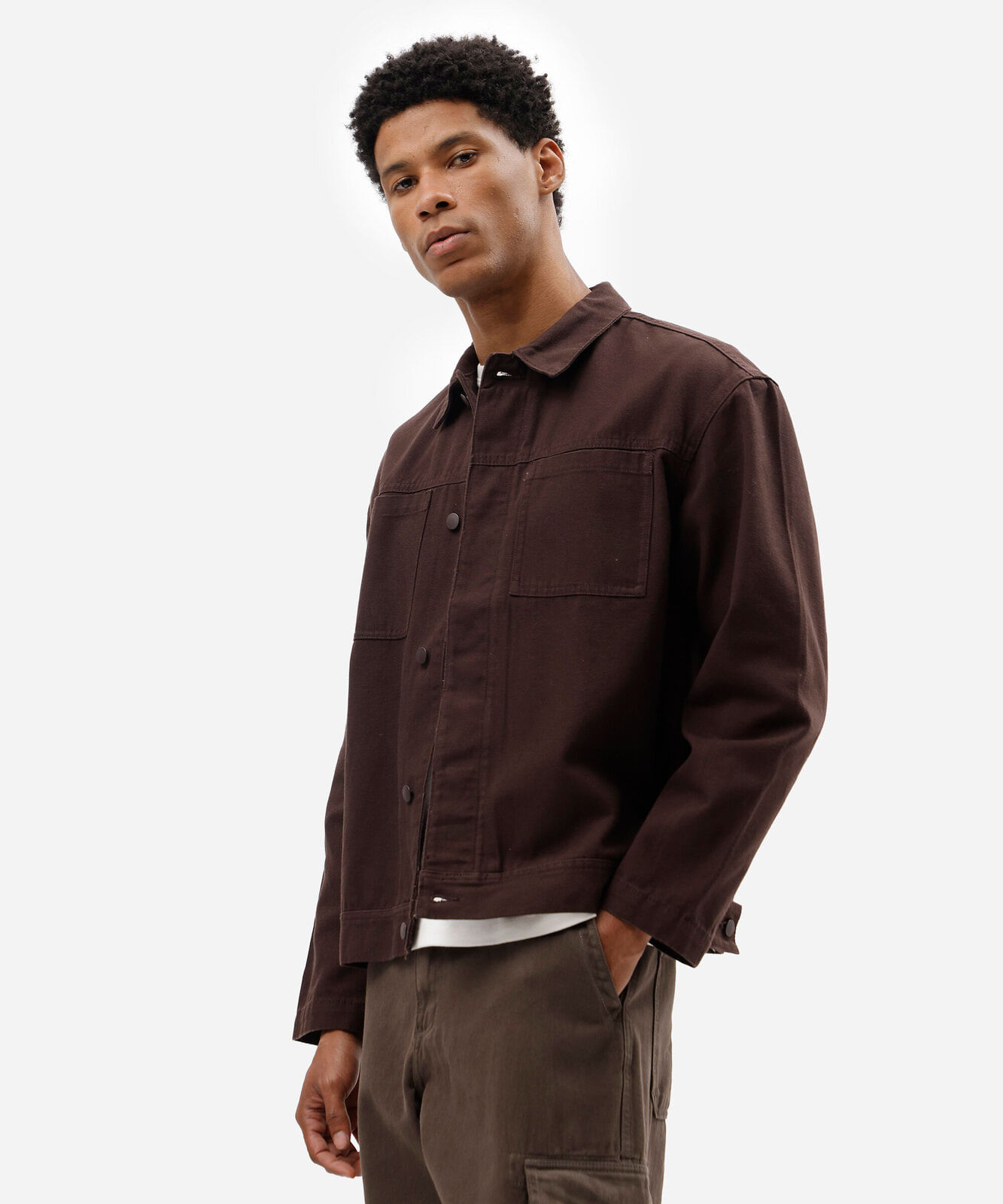 jaqueta cropped masculina de sarja com bolsos marrom