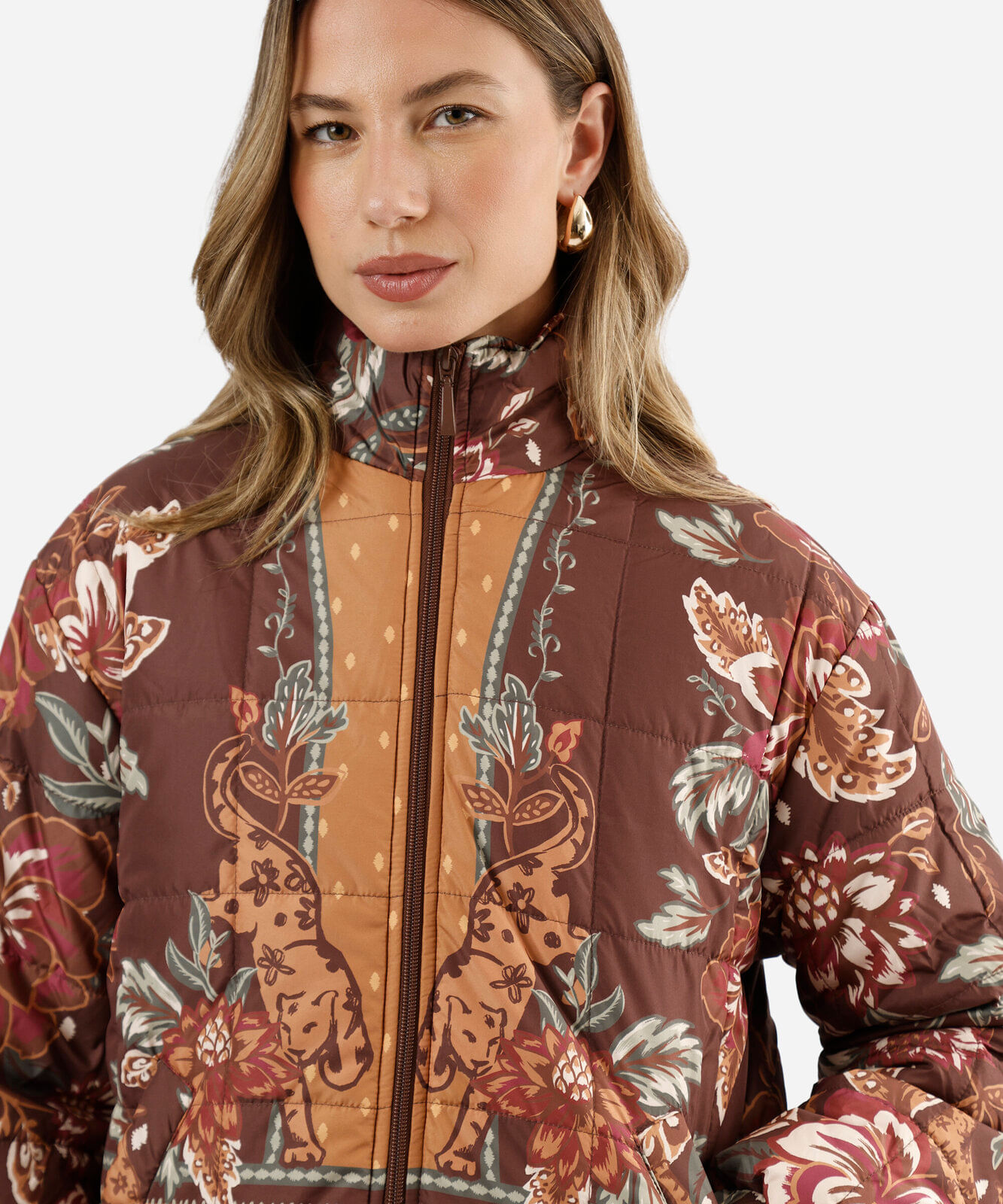 jaqueta puffer feminina gola alta floral marrom