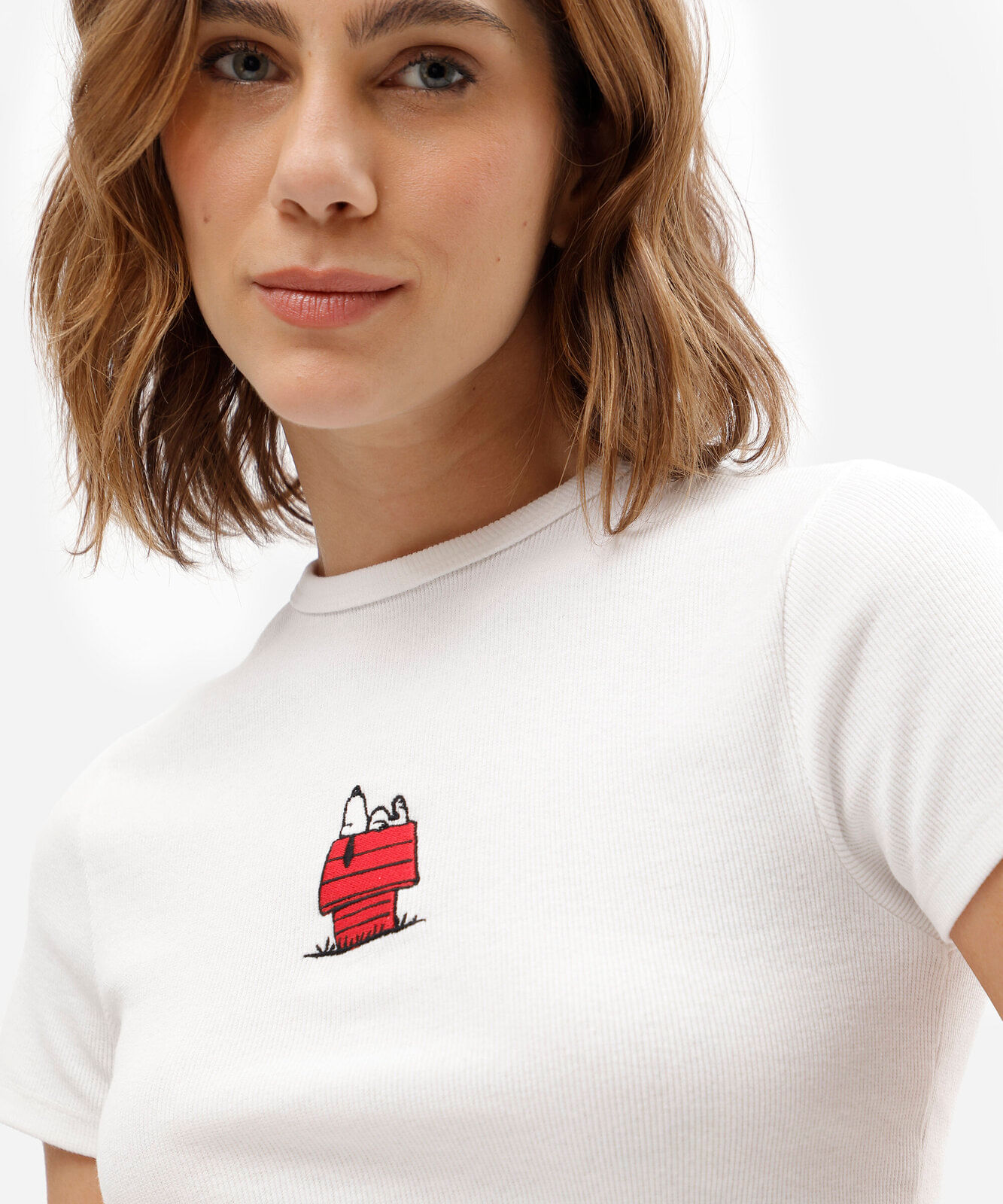 blusa baby look feminina de algodão manga curta snoopy off white