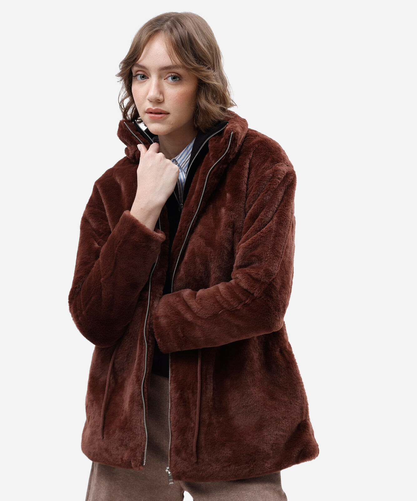jaqueta parka de pelúcia com bolsos marrom