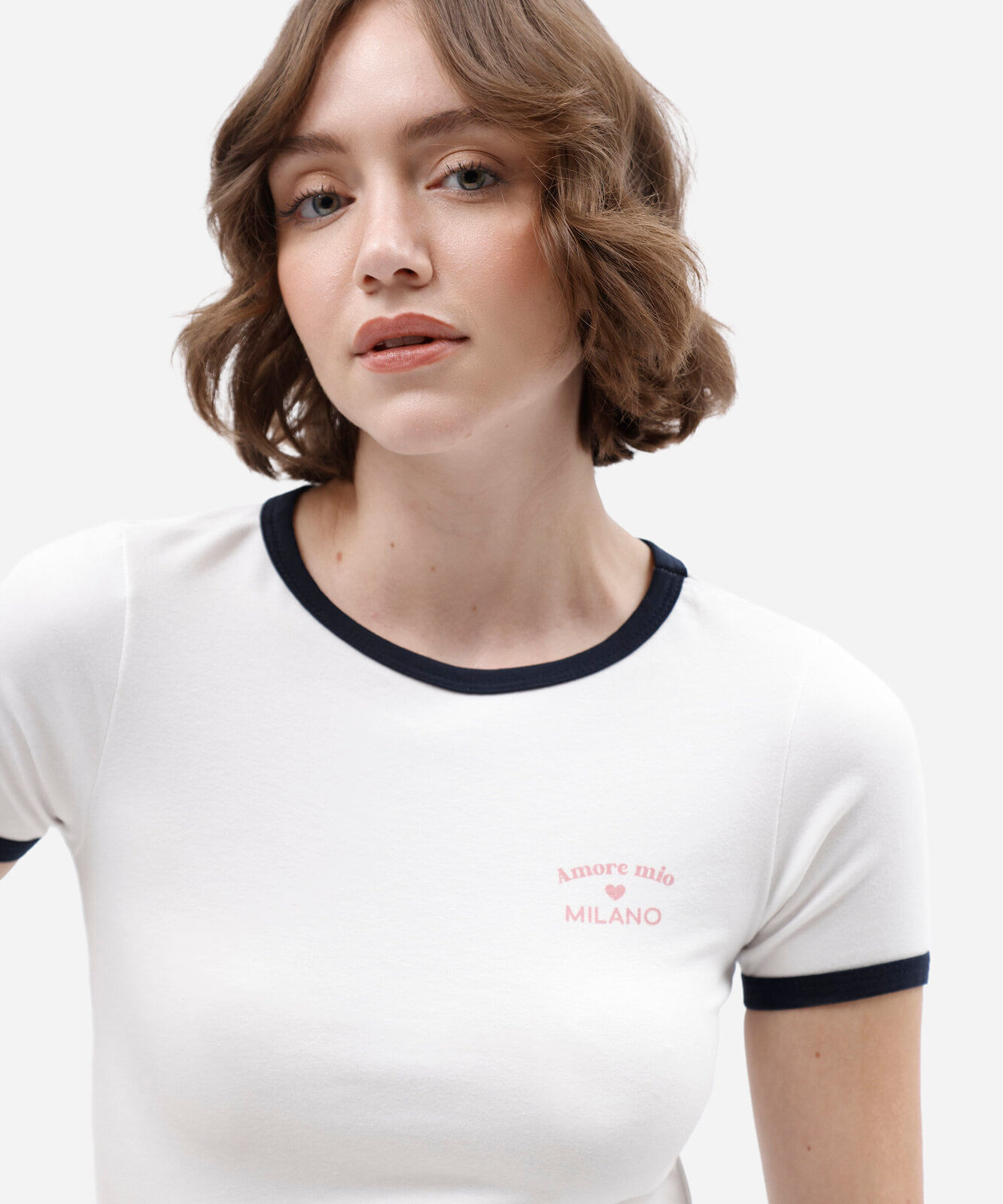 blusa baby look feminina manga curta estampado off white