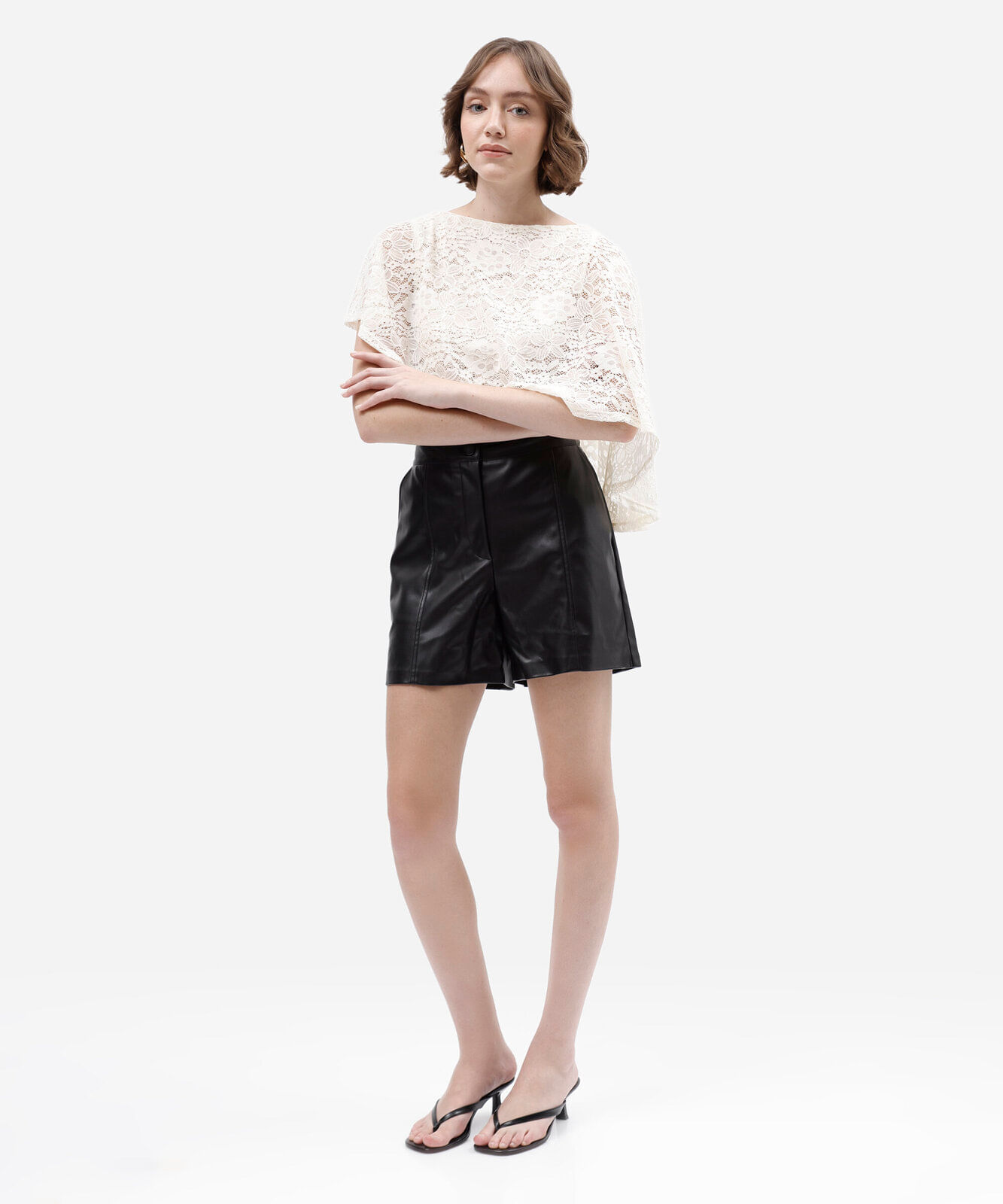 short feminino de pu com recorte preto