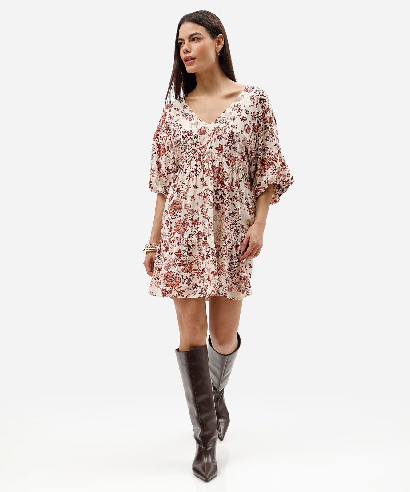 vestido curto feminino de viscose com recortes floral bege