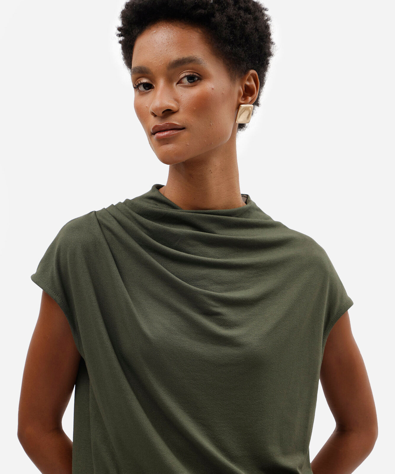 blusa feminina de viscose decote degagê manga curta com pregas verde