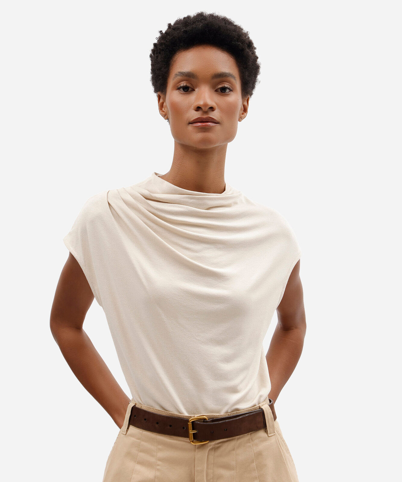 blusa feminina de viscose decote degagê manga curta com pregas bege