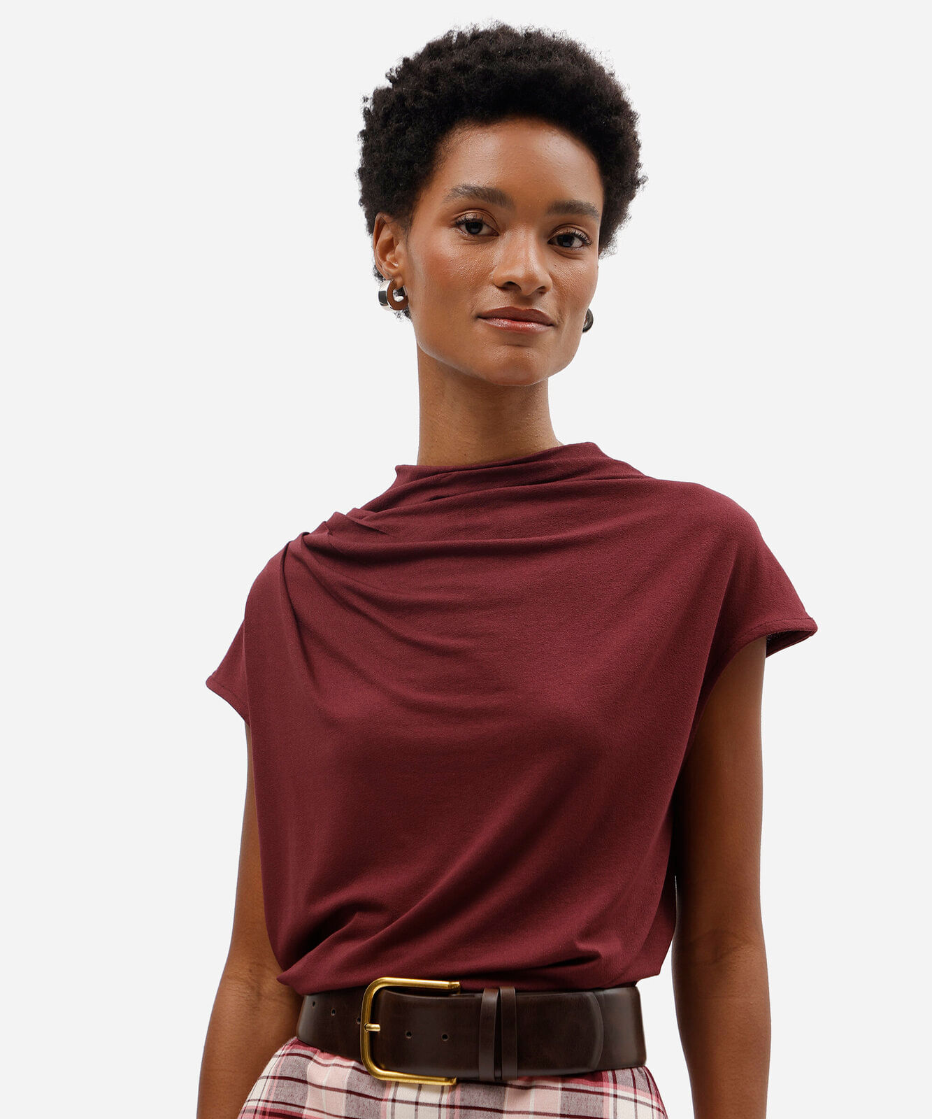 blusa feminina de viscose decote degagê manga curta com pregas vinho
