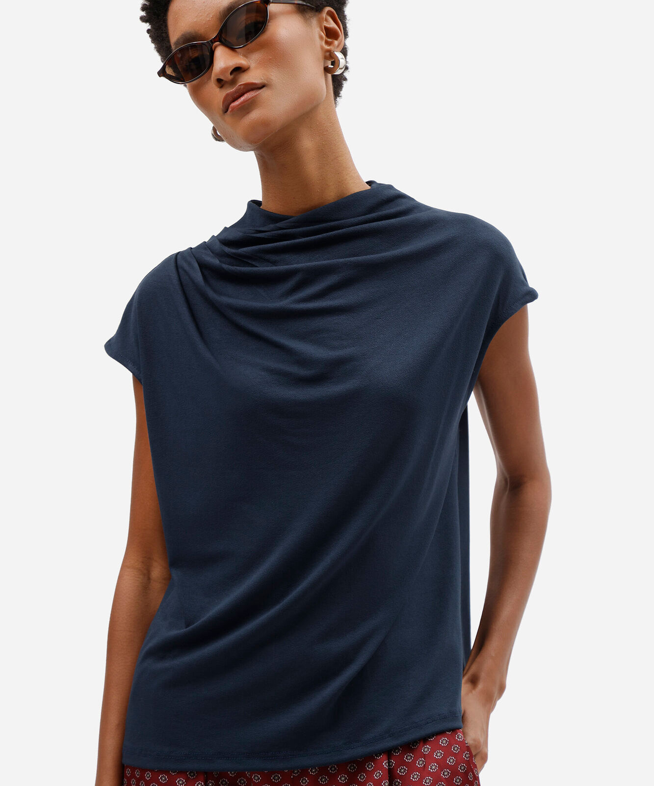 blusa feminina de viscose decote degagê manga curta com pregas azul