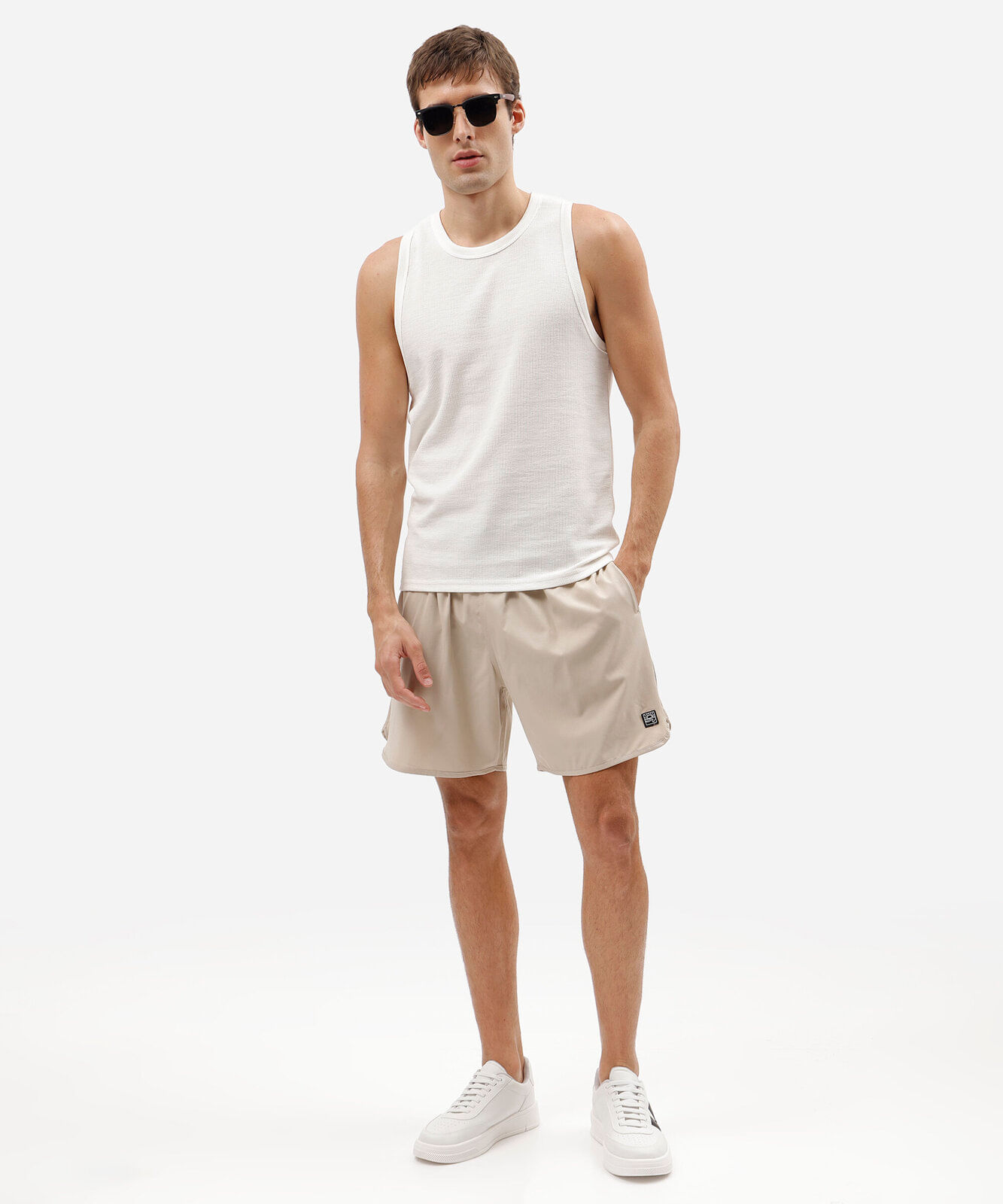 short masculino cós elástico bolso com zíper bege