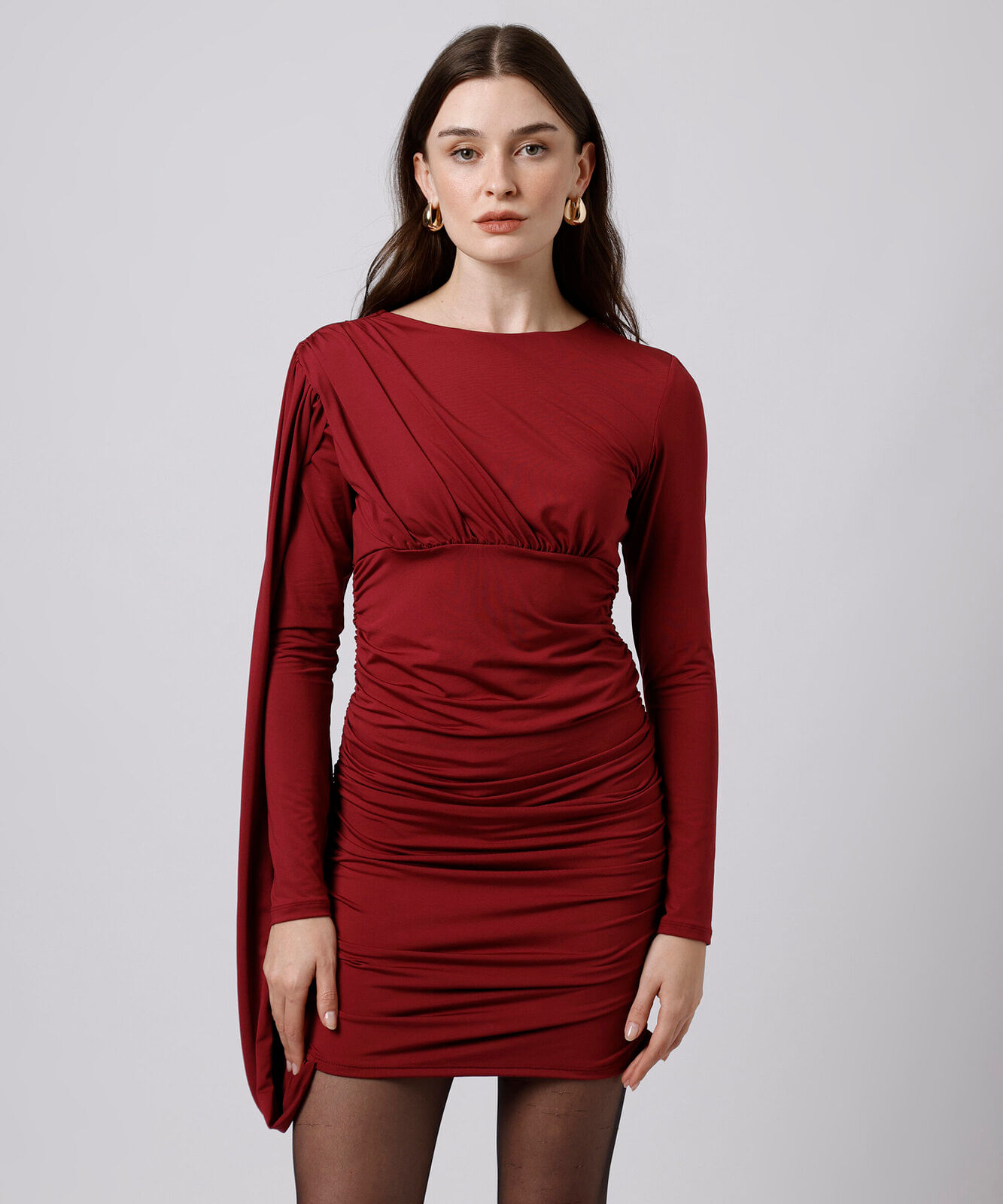 vestido curto feminino franzido com capa mindset vinho
