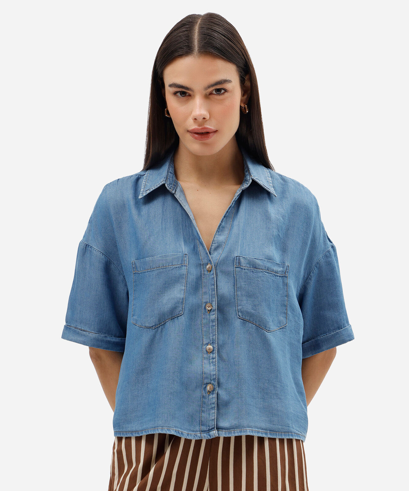 camisa box feminina jeans manga curta com bolsos azul