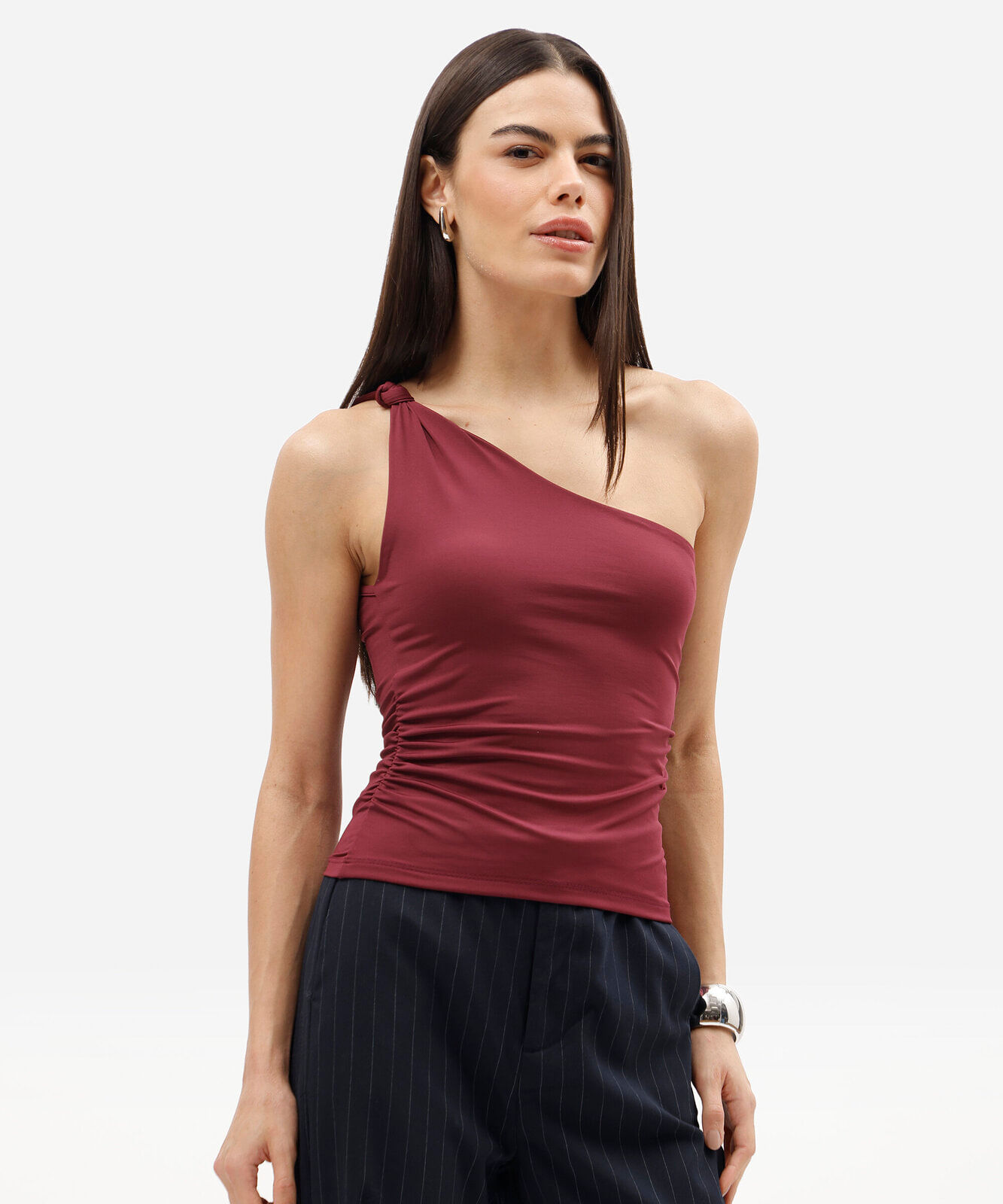 blusa ombro único feminina franzida vinho