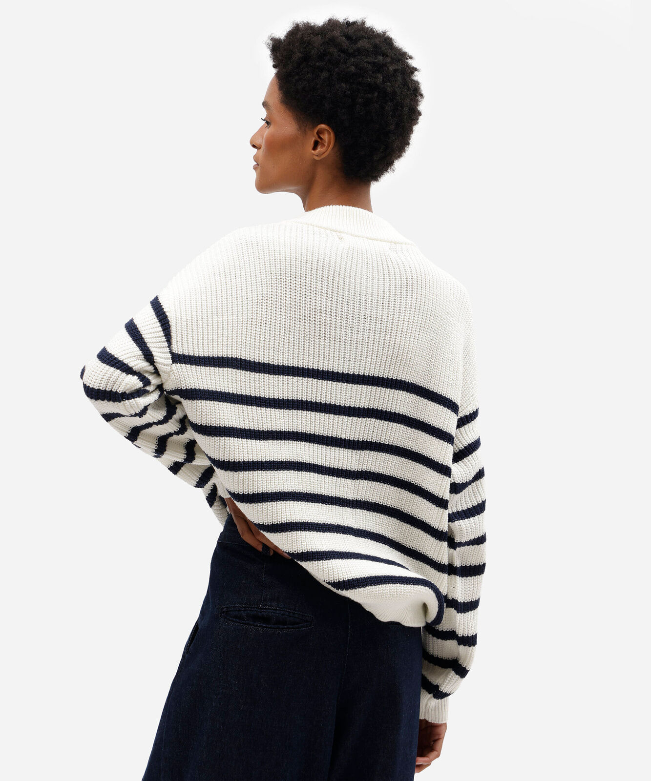 suéter feminino de tricot com botões listrado off white