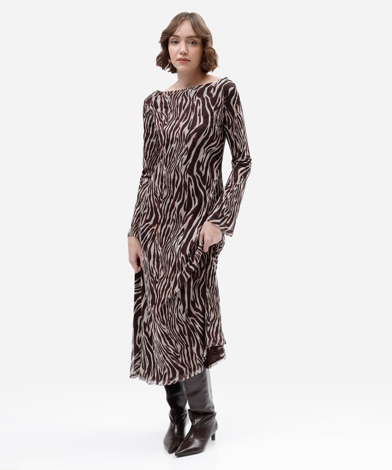vestido midi feminino de tule decote canoa manga longa animal print bege