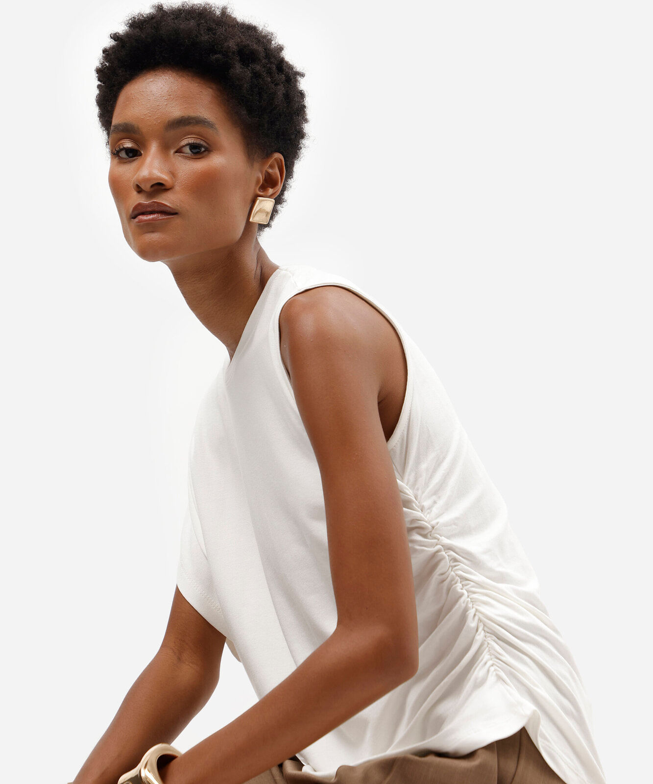 blusa feminina de viscose decote canoa franzida assimétrica off white