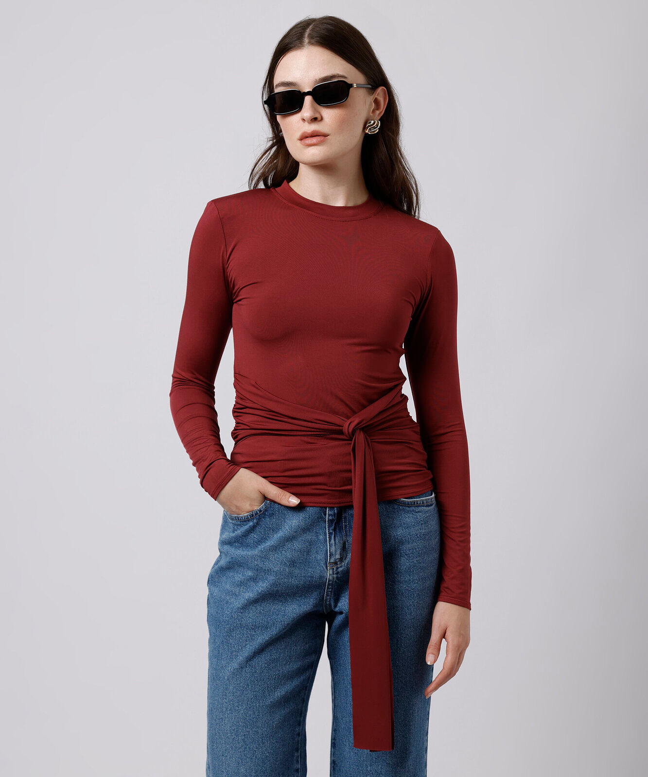 blusa feminina manga longa com ombreiras e faixa franzida mindset vinho