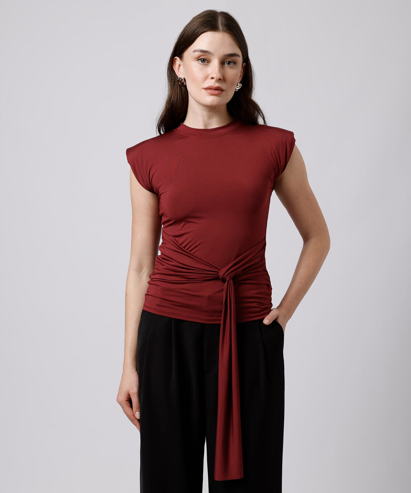 blusa feminina com ombreiras e faixa franzida mindset vinho