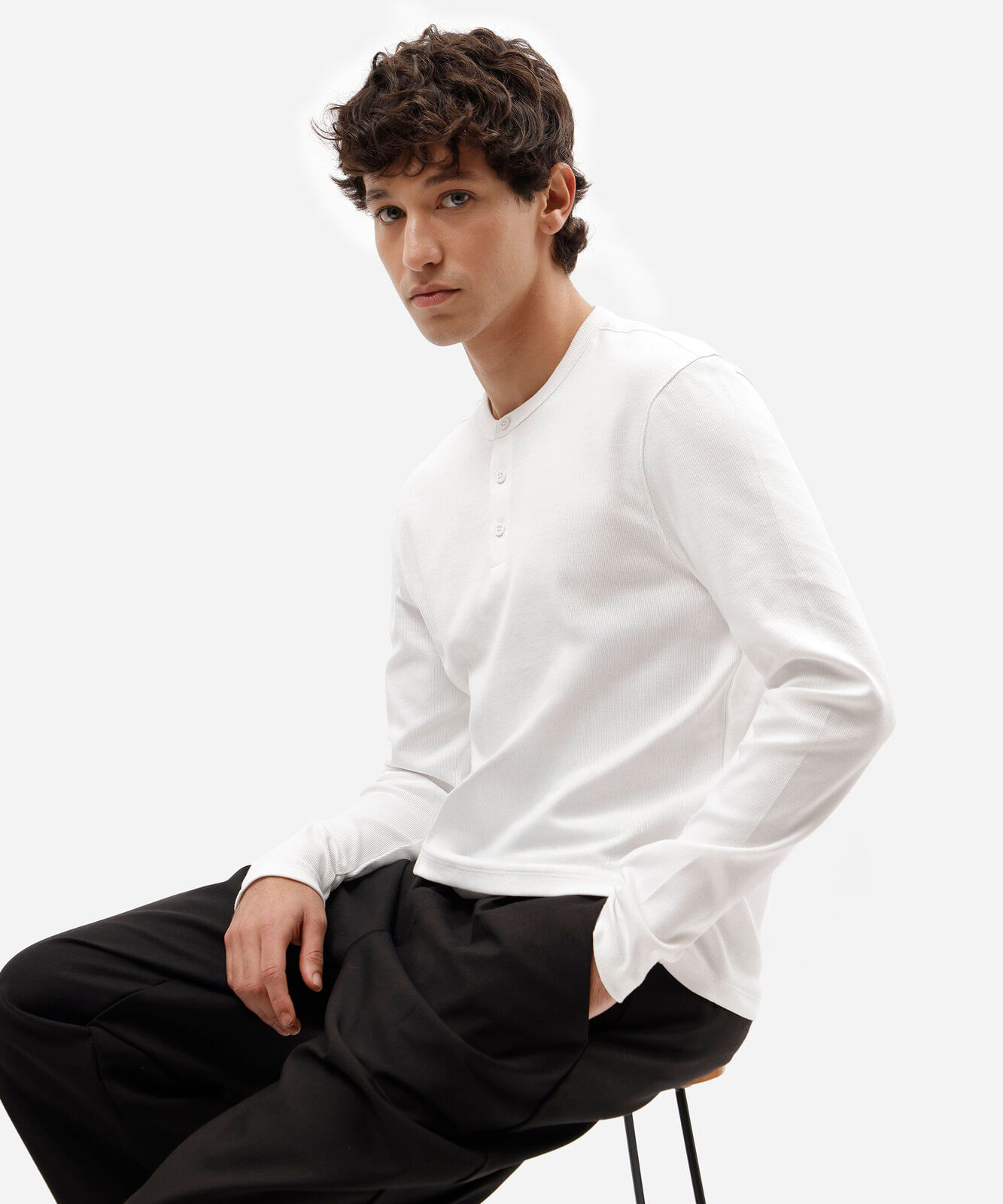 camiseta slim fit de algodão peruano gola henley manga longa branca