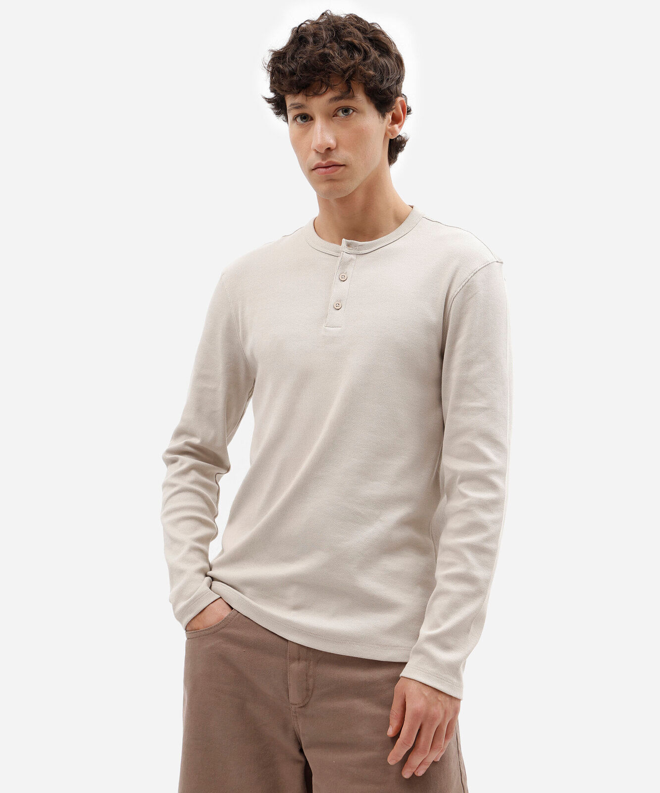 camiseta slim fit de algodão peruano gola henley manga longa bege