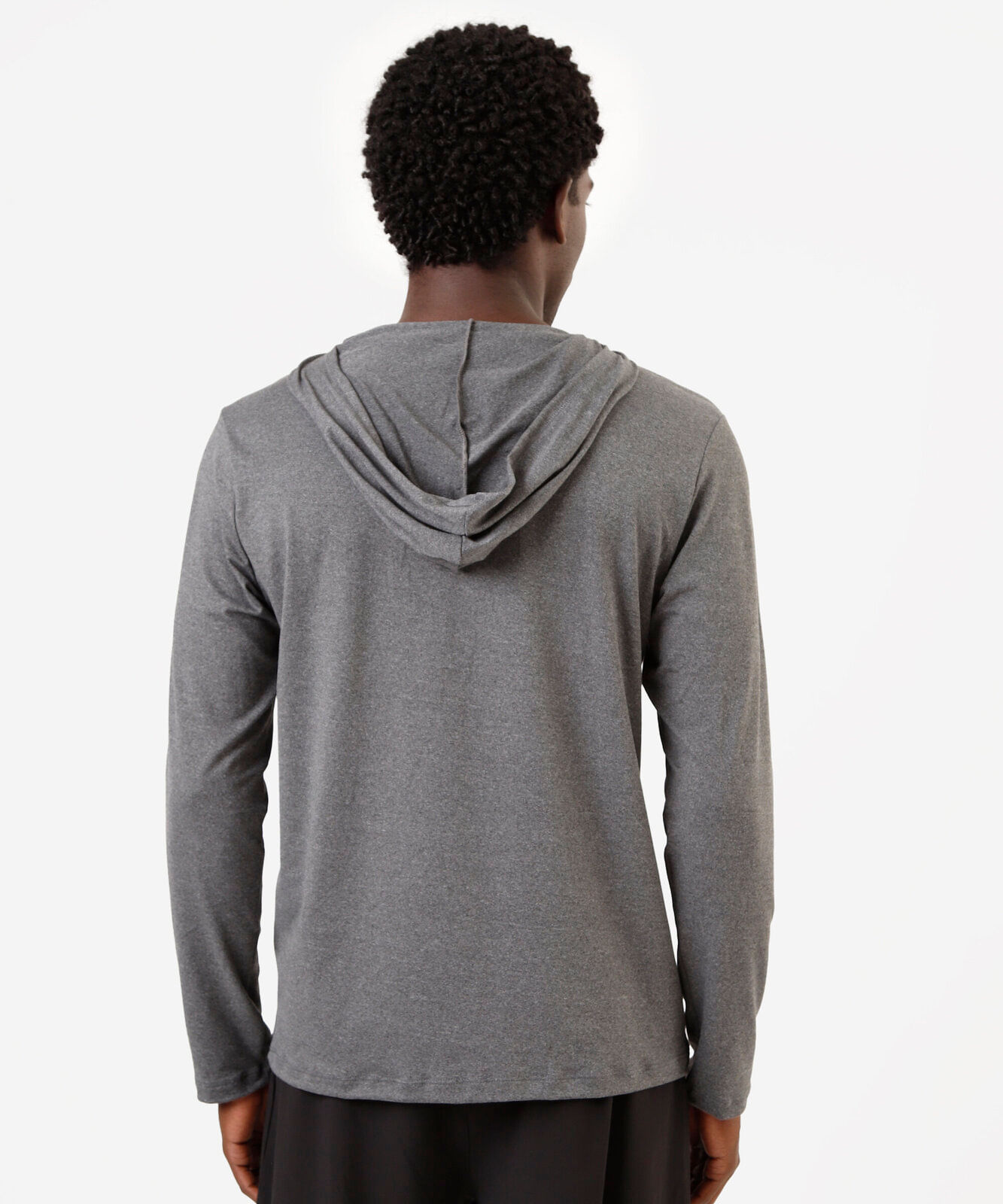 camiseta esportiva masculina com capuz manga longa cinza