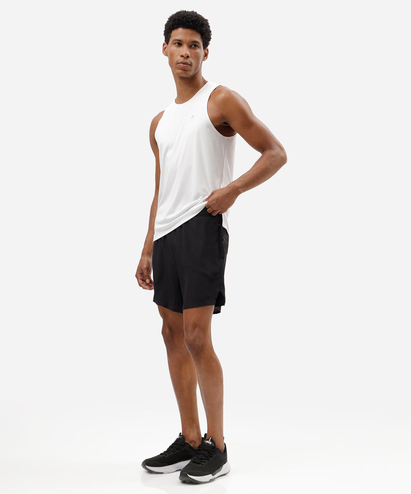 short esportivo masculino com bermuda interna e bolsos com zíper preto