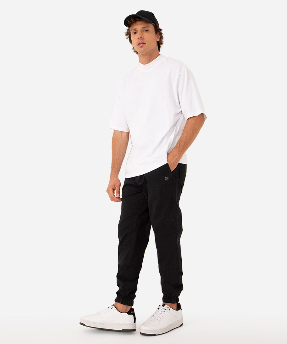 calça jogger slim de sarja amaciada com bolsos preto
