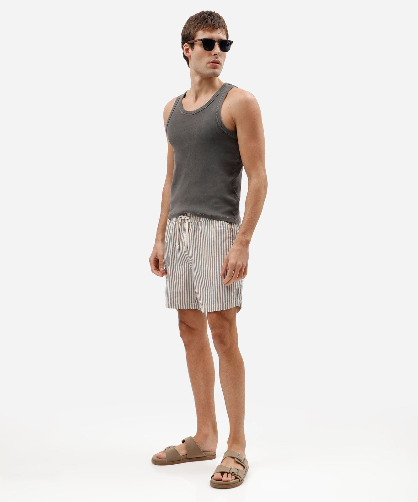 short masculino de sarja listrado cós elástico marrom