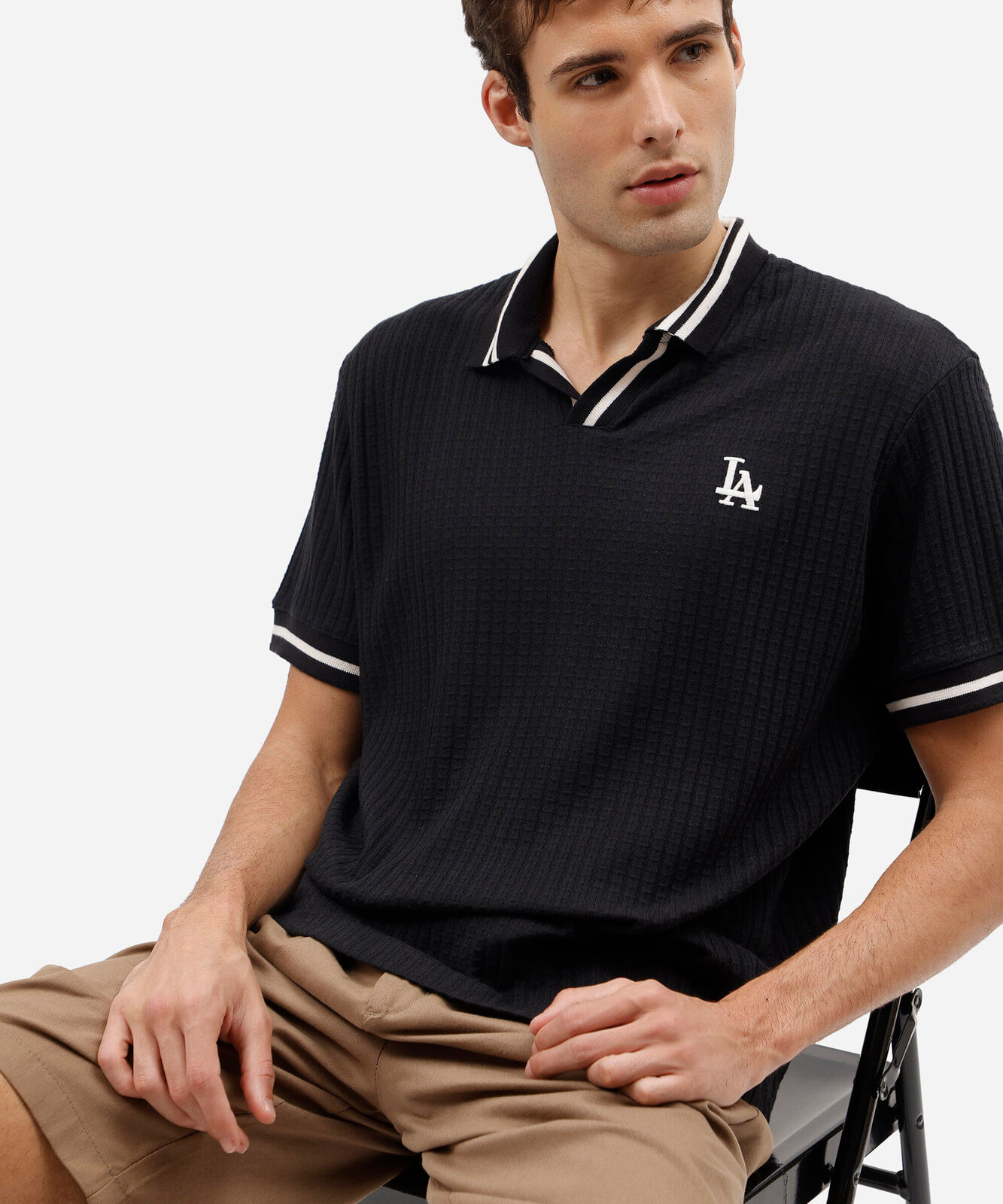 polo box fit masculina texturizada com bordado texturizada preta