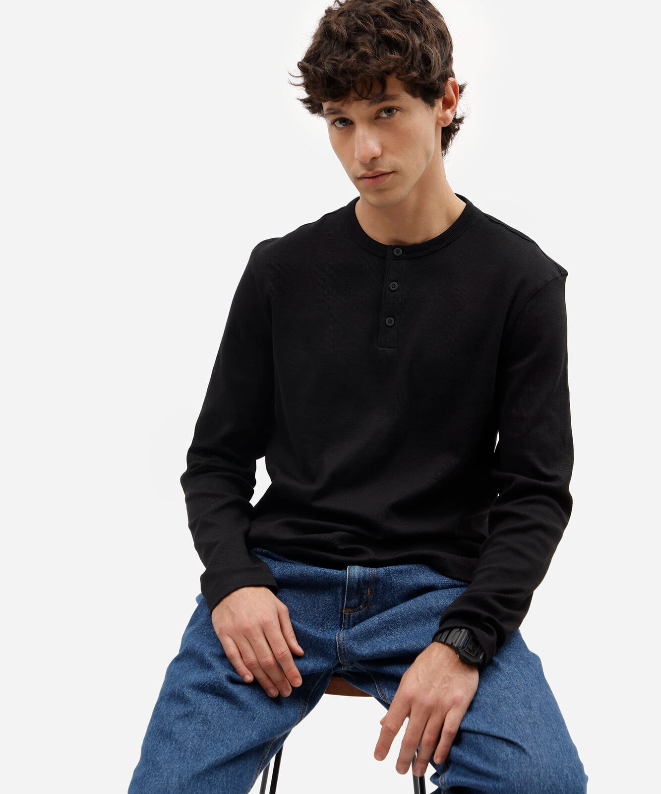 camiseta slim fit de algodão peruano gola henley manga longa preta