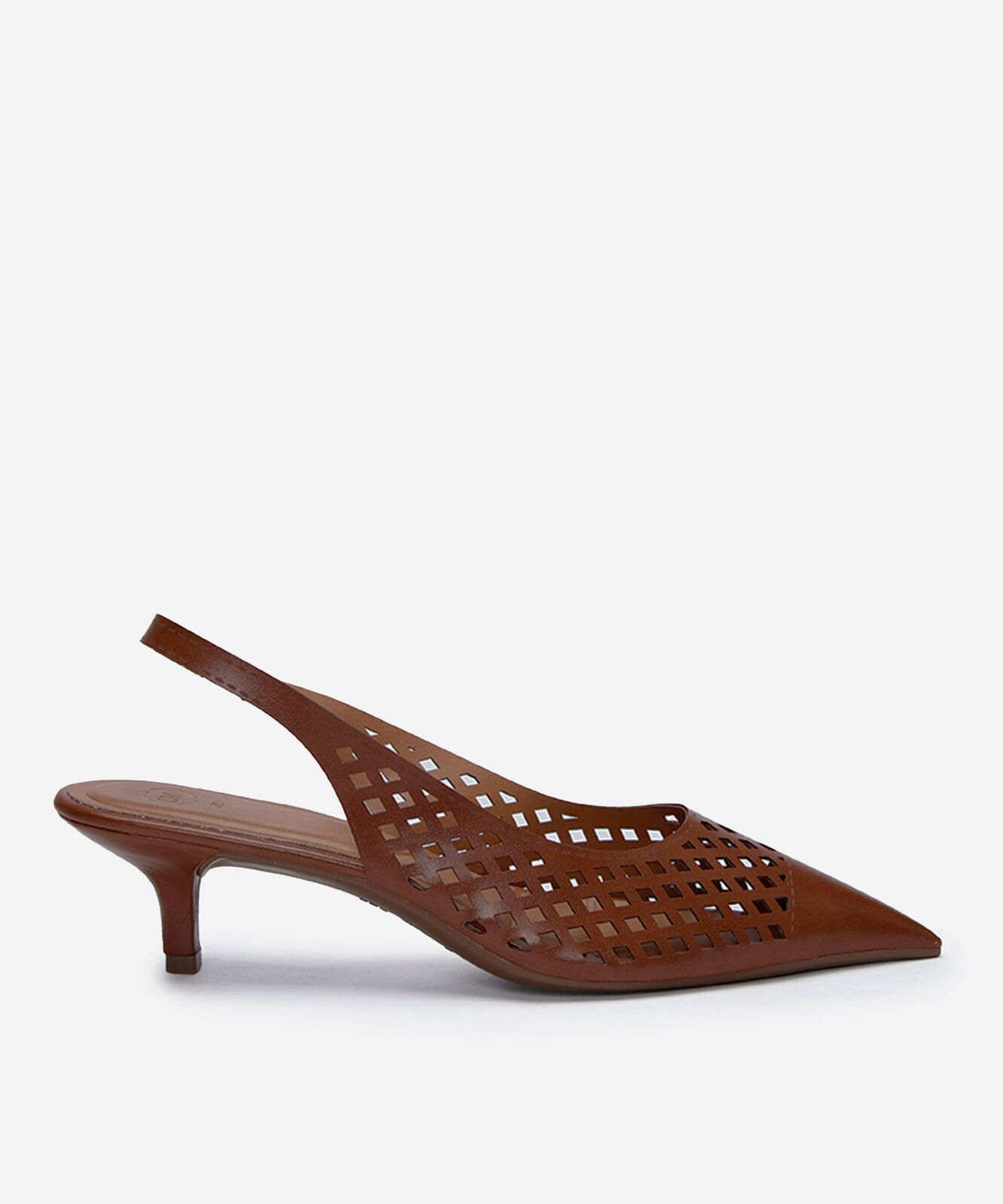 scarpin slingback vazado bico fino salto baixo marrom