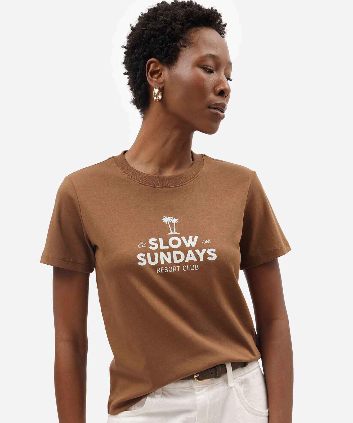 camiseta feminina de algodão peruano manga curta estampada marrom