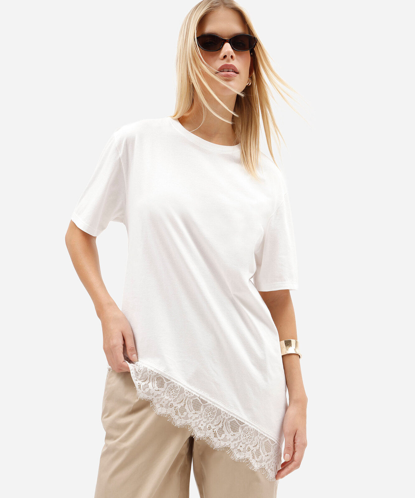 camiseta feminina de algodão manga curta com renda assimétrica off white