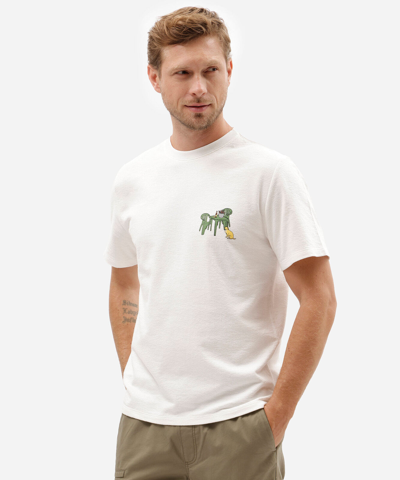 camiseta masculina comfort de algodão com estampa localizada off white