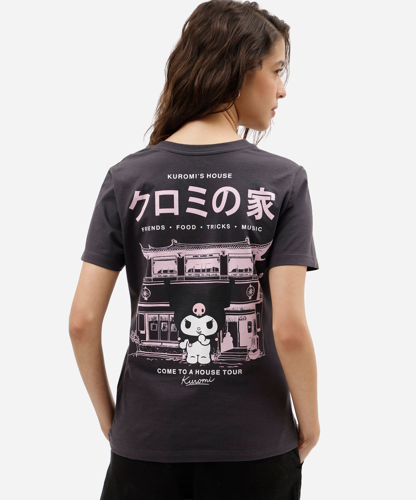 camiseta feminina de malha suedine com estampa kuromi hello kitty cinza