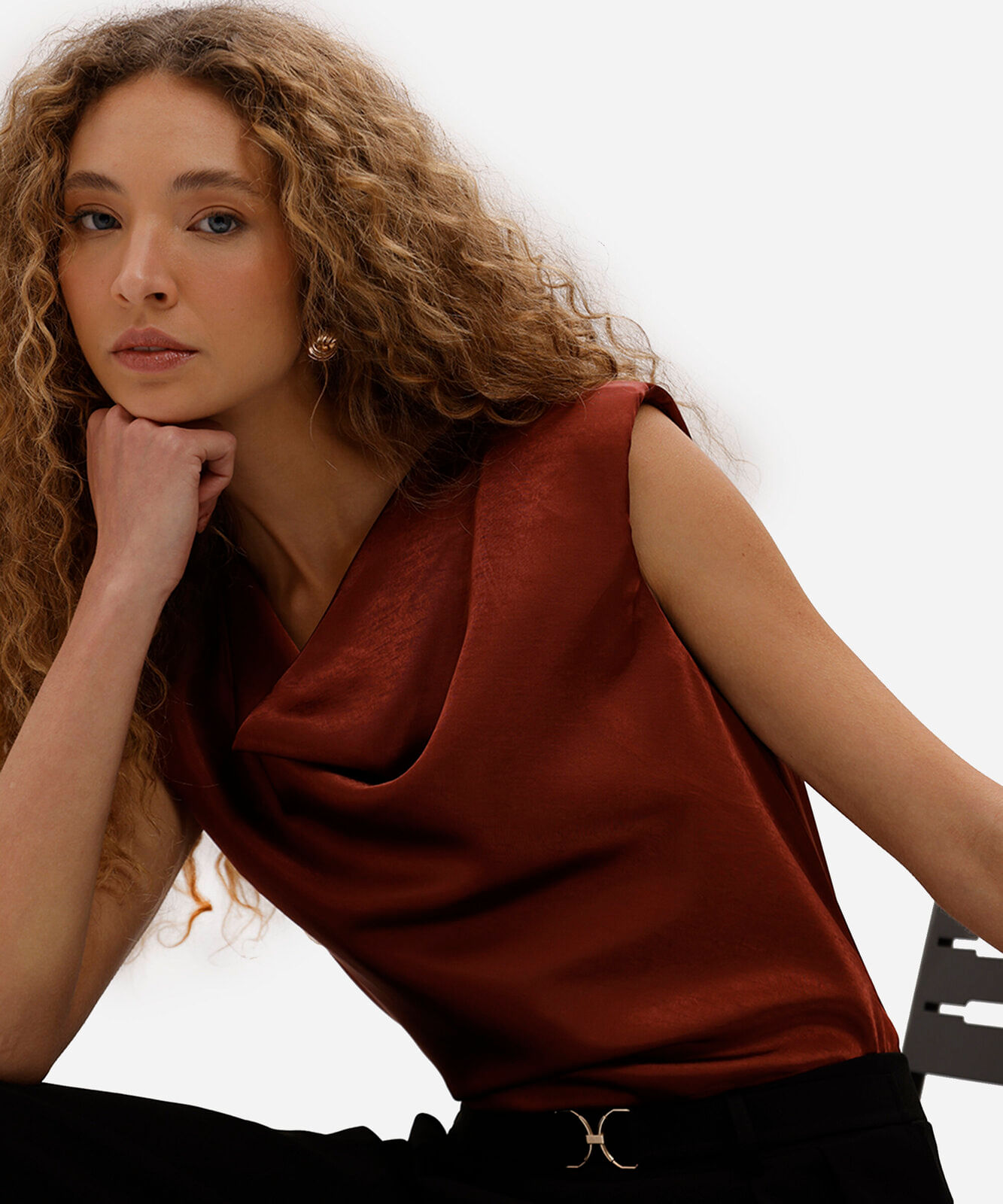 blusa feminina decote degagê com ombreiras marrom
