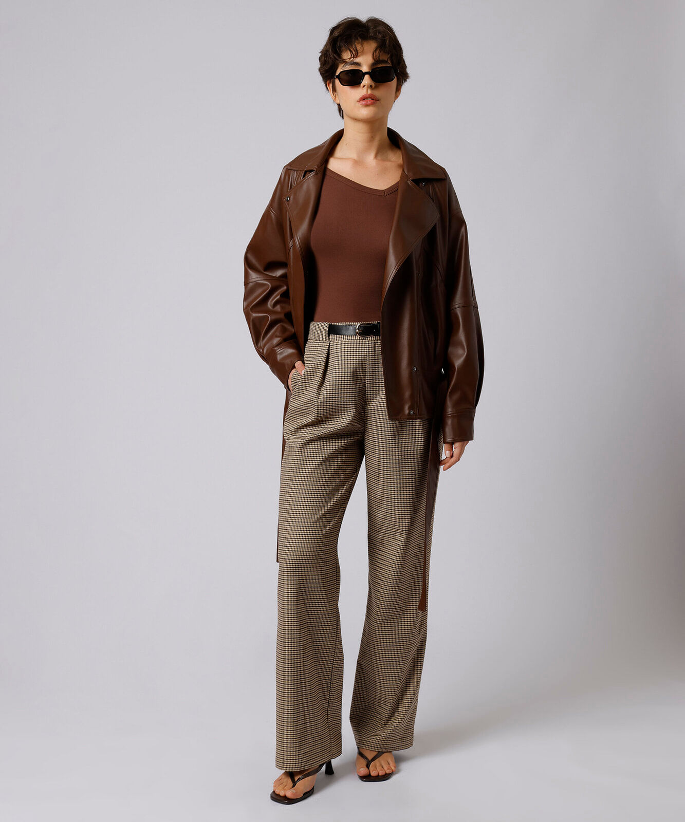calça de alfaiataria feminina com pregas e cinto xadrez mindset colorida