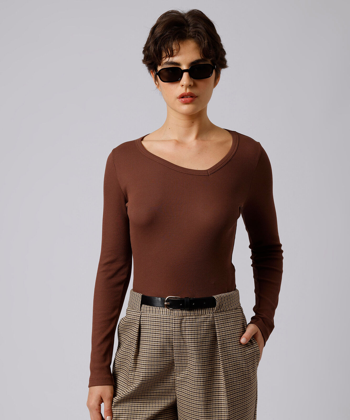 blusa slim fit feminina de algodão decote v deslocado manga longa mindset marrom