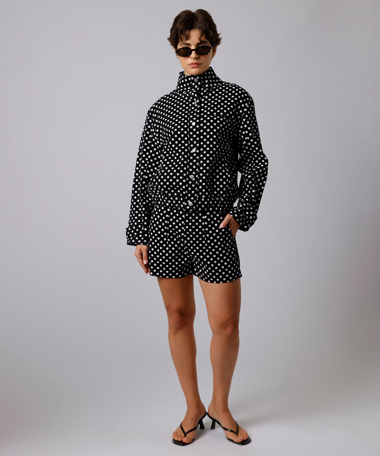 short feminino mindset de sarja com estampa de poá preto