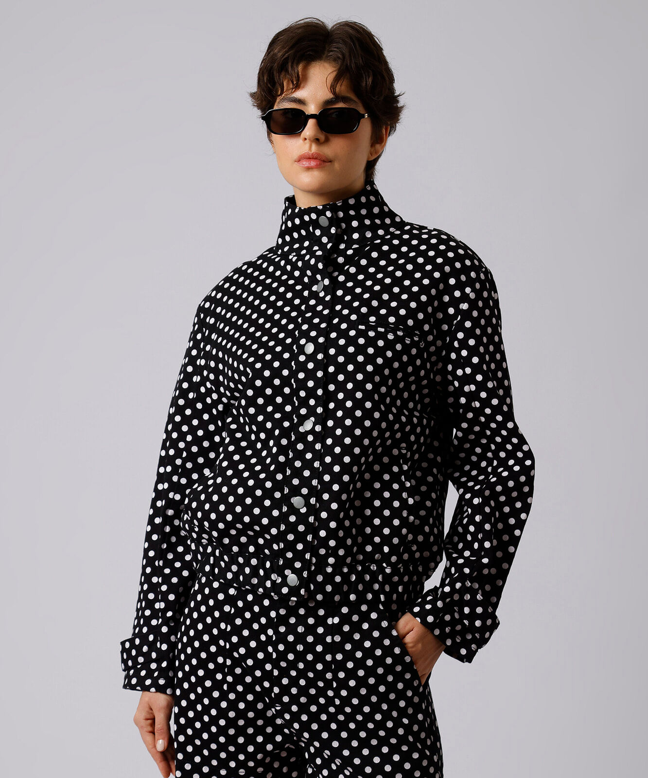 jaqueta cropped mindset de sarja gola alta com estampa de poá preta