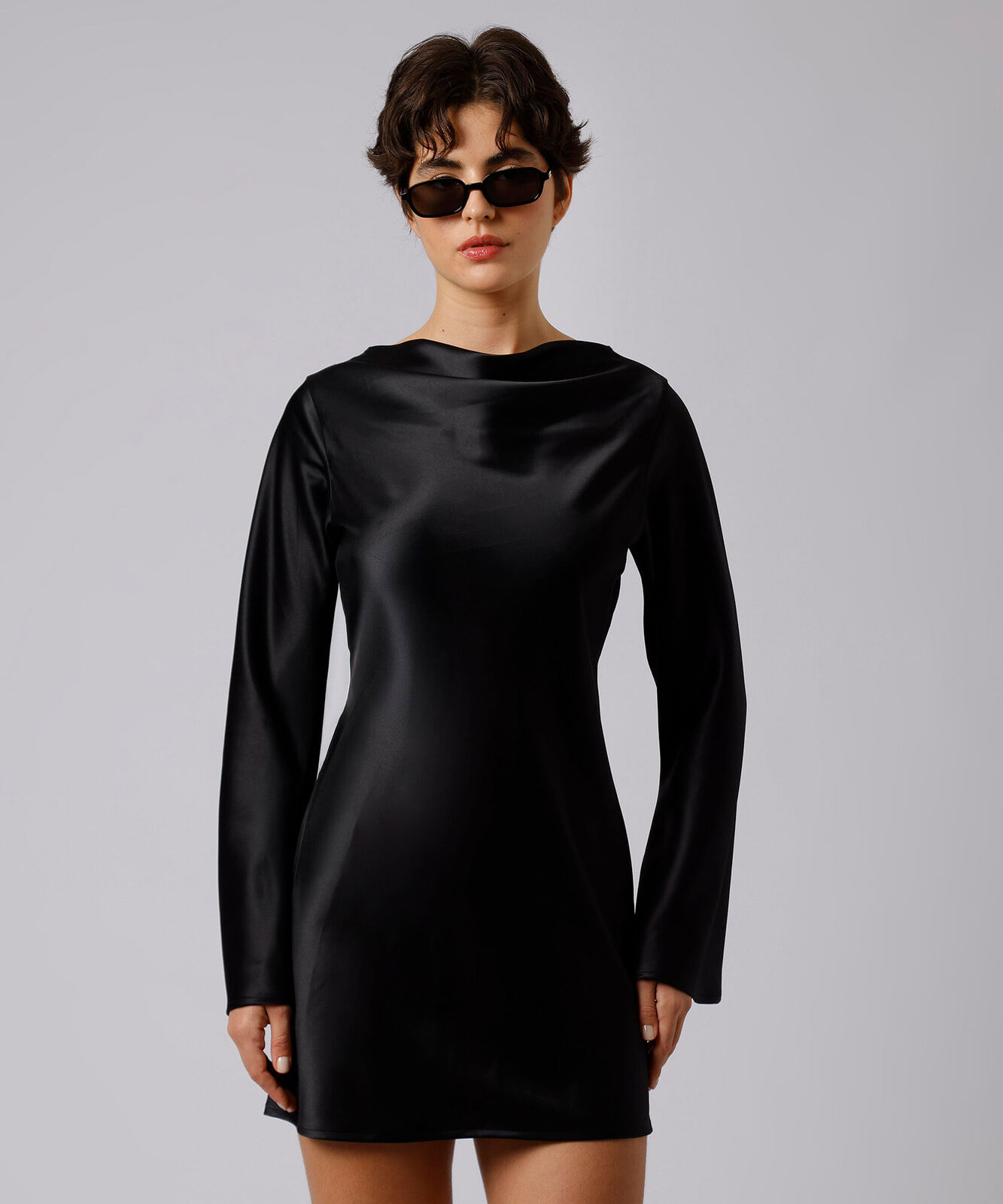 vestido curto feminino decote canoa manga longa acetinado mindset preto