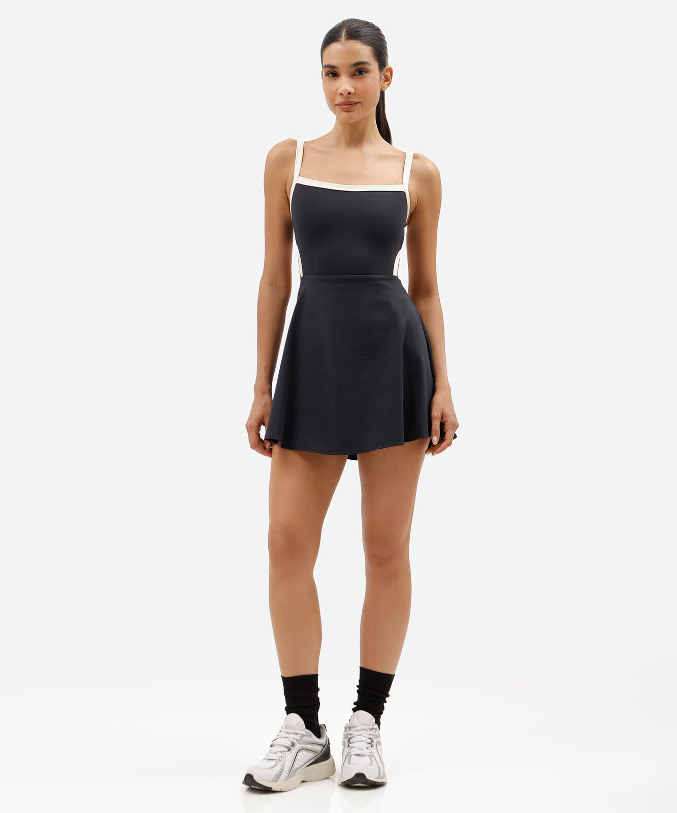 vestido curto esportivo feminino com recorte preto