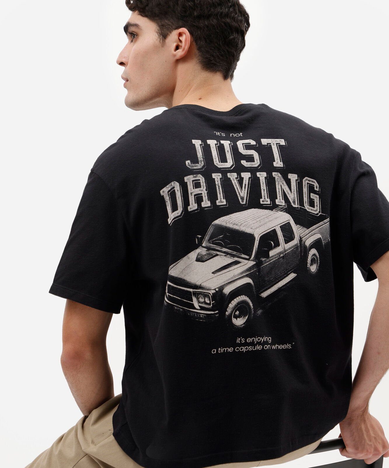 camiseta masculina boxy de malhão com estampa automotiva nas costas preta