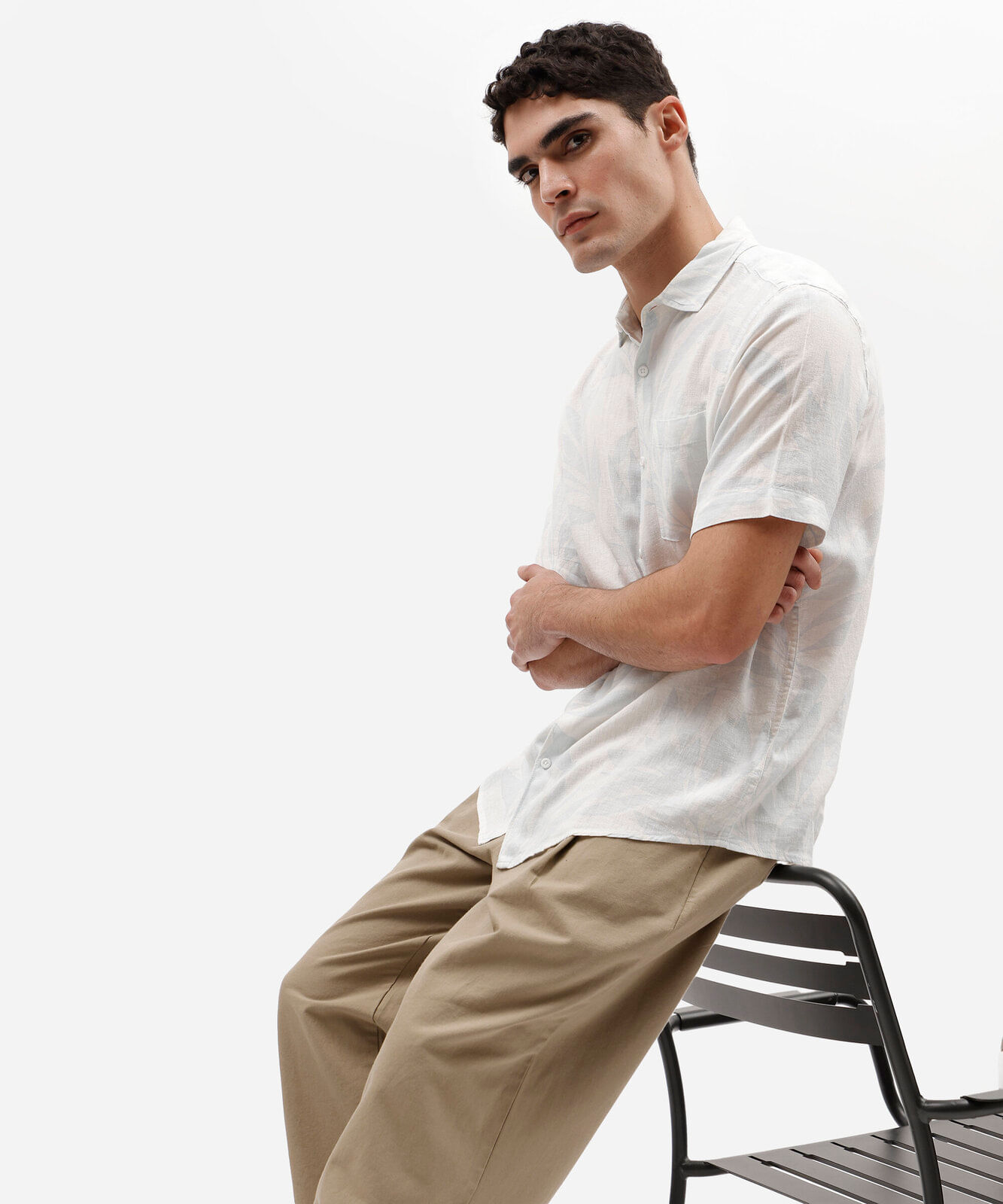 camisa masculina comfort de linho com estampa de folhagem manga curta azul